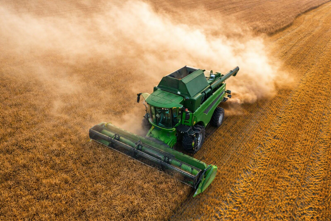Combine harvester utilizing a precision steering cylinder for crop row navigation